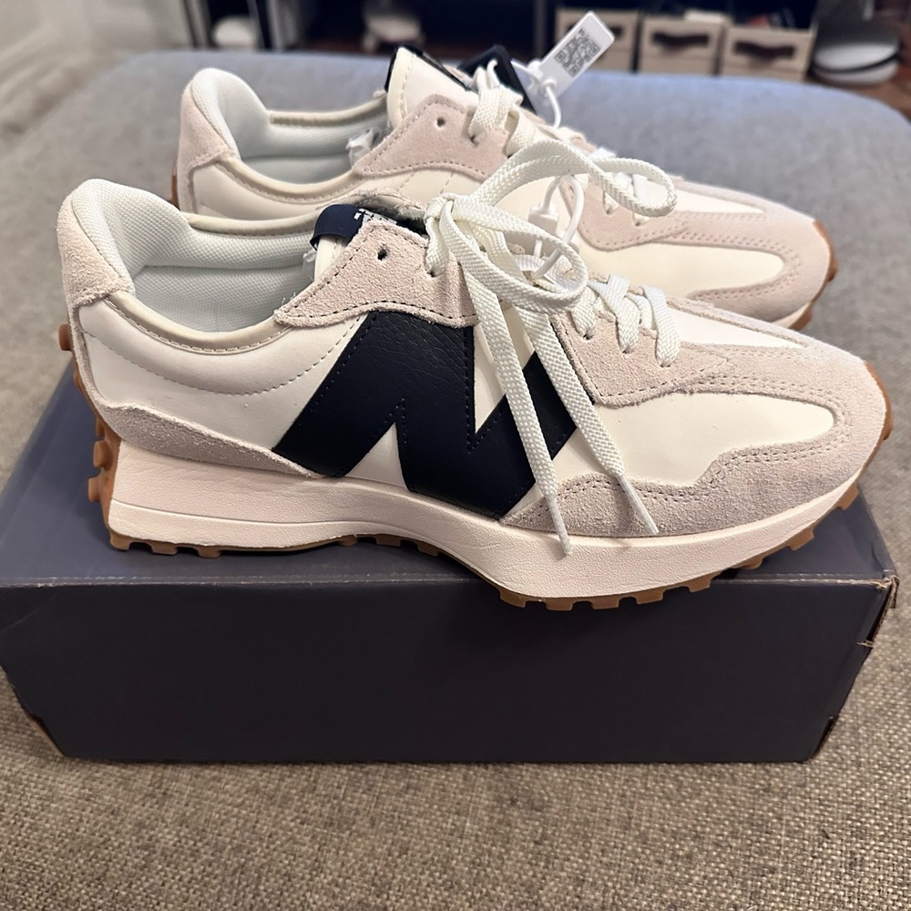 Brand new in box New Balance 327